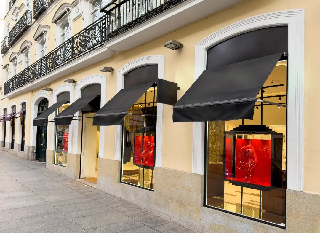 Façade vitrine de magasin en aluminium sur mesure à Montréverd